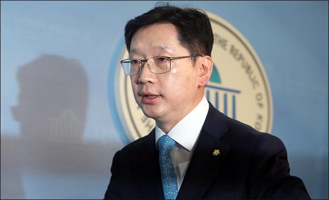 김경수 더불어민주당 의원이 4월 2일 국회 정론관에서 경남도지사 선거 출마를 선언한 뒤 이동하고 있다. ⓒ데일리안 박항구 기자
