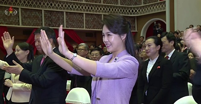 외모나 옷차림, 임신설로 주로 주목받던 김정은 북한 국무위원장의 부인 리설주가 최근 독자적인 정치행보에 나서면서 주목된다.(자료사진) ⓒ연합뉴스