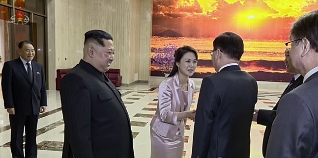 당초 리설주를 '동지'라고 칭하던 북한 매체는 리설주가 공식석상에 등장하면서 '여사'로 칭했고, 이번에는 처음으로 '존경하는'이라는 수식어를 붙여 그를 호칭했다.(자료사진) ⓒ조선중앙TV 화면 캡처