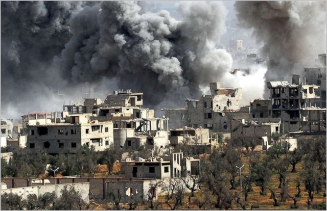 지난 7일 시리아 다마스쿠스 동부 구타지역의 도마지구에서 시리아 군의 폭격으로 연기가 나고 있다. ⓒABC뉴스 