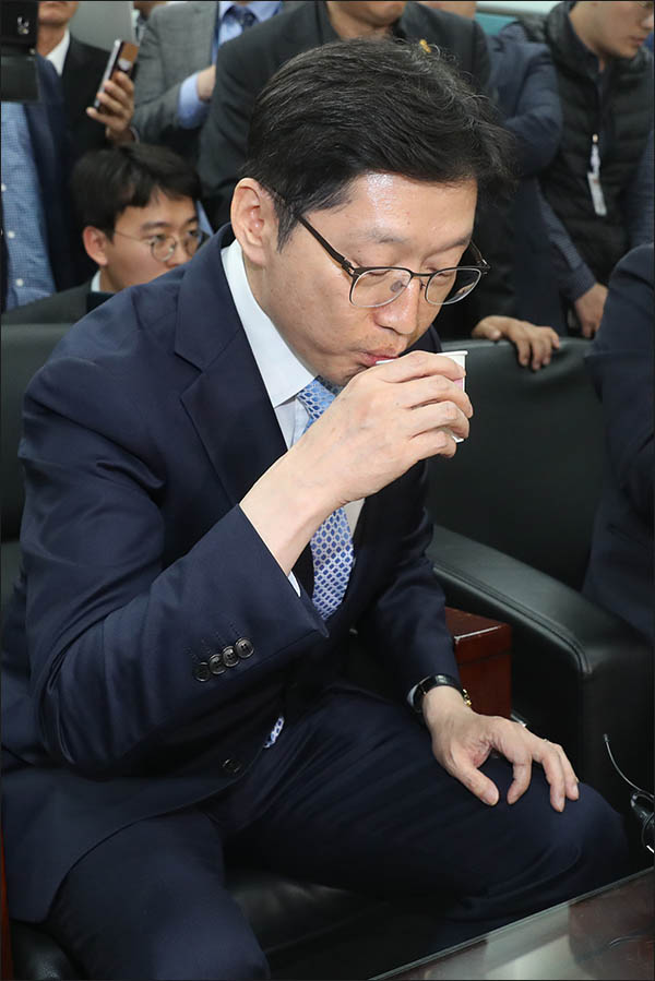 드루킹 댓글공작 연루 의혹을 받고 있는 김경수 의원이 16일 오후 서울 여의도 국회 정론관에서 기자회견을 마친 후 대변인실로 이동해 물을 마시고 있다. ⓒ데일리안 류영주 기자