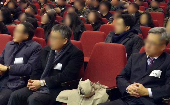 인터넷 댓글조작 혐의로 구속 수감된 '드루킹'(오른쪽)이 지난 1월 서울 모 대학에서 자신의 경제적공진화 모임 주최로 연 안희정 충남지사 초청강연에 앞자리에 앉아 있다.ⓒ연합뉴스