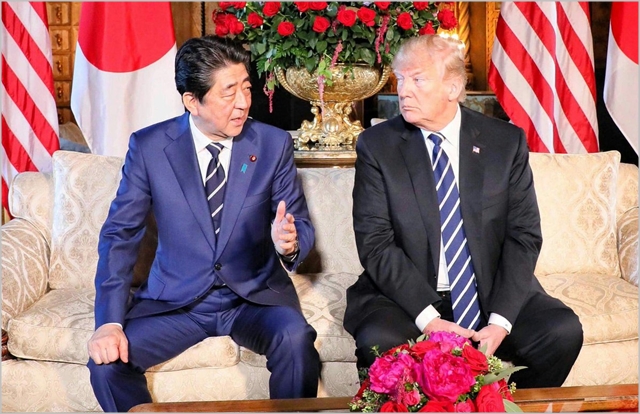 아베 신조 일본 총리와 도널드 트럼프 미국 대통령이 18일(현지시간) 미국 플로리다 마라라고 리조트에서 정상회담을 진행하고 있다. ⓒ도널드 트럼프 트위터