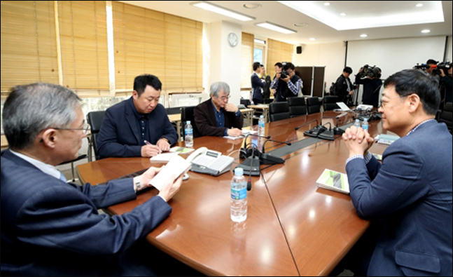 LG 트윈스의 ‘사인 훔치기’ 논란이 결국 KBO 상벌위원회에 회부된다. ⓒ 연합뉴스