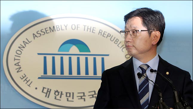 김경수 더불어민주당 의원이 19일 오후 국회 정론관에서 경남도지사 출마를 공식 선언한 뒤 퇴장하고 있다.ⓒ데일리안 박항구 기자