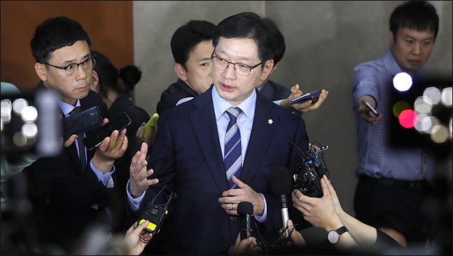 김경수 더불어민주당 의원이 지난 19일 오후 국회 정론관에서 경남도지사 출마를 공식 선언한 뒤 기자들의 질문에 답변하고 있다. ⓒ데일리안 박항구 기자