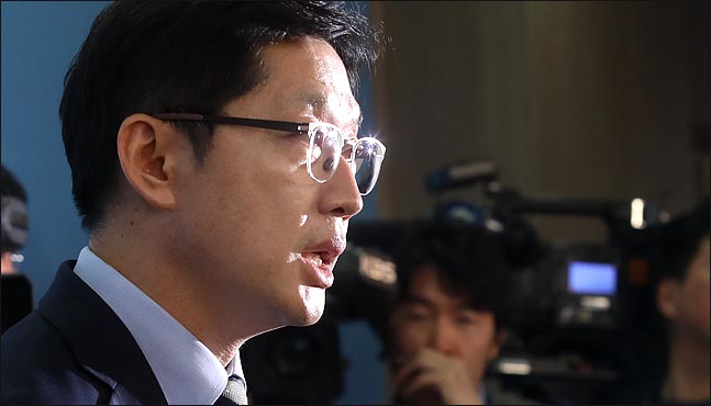 '드루킹' 논란의 중심에 선 김경수 더불어민주당 의원이 19일 오후 국회 정론관에서 입장을 밝히고 있다. ⓒ데일리안 박항구 기자 