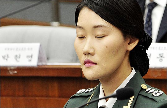 최순실 청문회가 2016년 12월 22일 서울 여의도 국회에서 열린 가운데 증인으로 출석한 조여옥 대위가 두눈을 지그시 감고 있다. ⓒ사진공동취재단