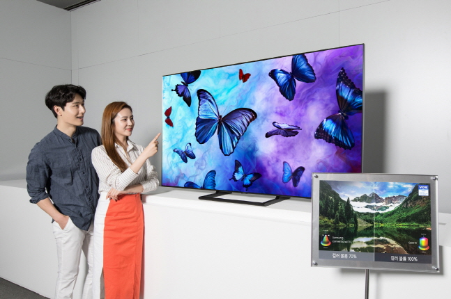 삼성전자 모델들이 독일의 세계적 규격 인증기관인 VDE로부터 2년 연속 '컬러볼륨 100%' 검증과 함께 콘텐츠의 색을 완벽하게 구현하는 디스플레이로 인정받은 2018년 QLED TV를 소개하고 있다.ⓒ삼성전자