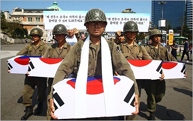 6·25전쟁 당시 참전 군인 복장을 한 배우들이 2015년 9월 서울역 광장에서 ‘내 전우를 조국과 가족의 품으로’ 퍼포먼스를 하고 있다. ⓒ데일리안
