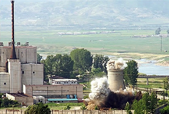 북한은 2008년 6월 북핵 활동의 상징으로 여겨지던 영변 원자로 냉각탑을 폭파했지만 1년도 안 돼서 2차 핵실험을 강행했다.(자료사진) ⓒ연합뉴스