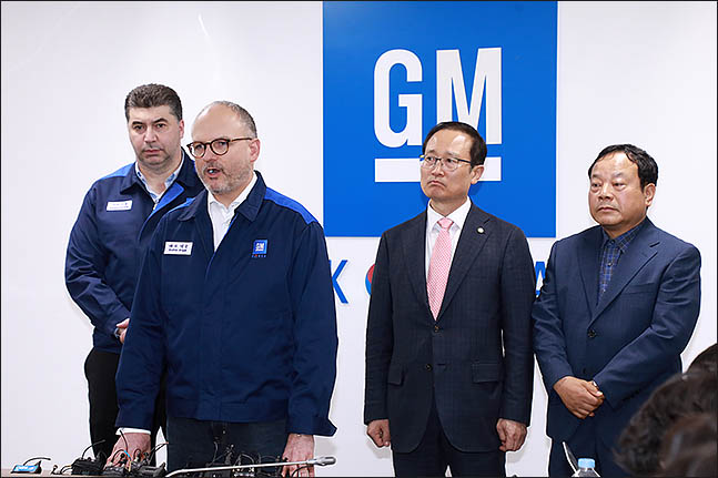 배리 엥글 GM 해외사업부문 사장(왼쪽 두 번째)이 23일 인천 한국지엠 부평공장에서 한국지엠 임금 및 단체협약 잠정합의 관련 브리핑을 하고 있다.ⓒ데일리안 류영주 기자