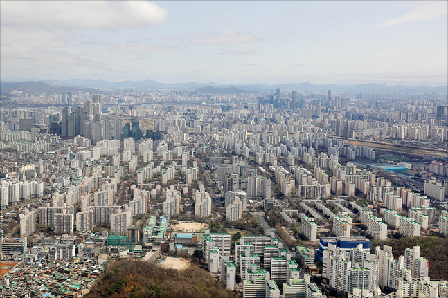 도시환경정비사업이 시공사 선정 단계 벽을 넘는데 힘든 모습이다. 서울에서 진행 중인 도시환경정비사업이 대부분 조합설립인가 단계에서 멈춰있다. 사진은 서울 전경. ⓒ데일리안 홍금표 기자