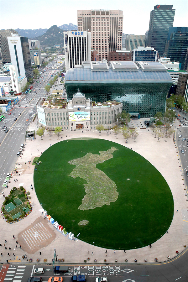 4월 13일 서울 중구 서울시청 앞 서울광장에서 한반도를 형상화한 '평화의 꽃밭'이 조성돼 있다. ⓒ데일리안