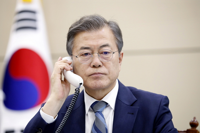 문재인 대통령이 24일 오후 청와대 대통령 집무실에서 아베 일본 총리와 전화통화를 하고 있다. ⓒ청와대