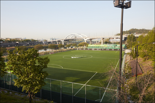 아디다스는 서울시와 함께 ‘서울아 운동하자’ 사회공헌 프로젝트의 일환으로 2020년 말까지 서울 곳곳에 위치한 체육 시설의 보수 및 설치를 진행한다. ⓒ 아디다스