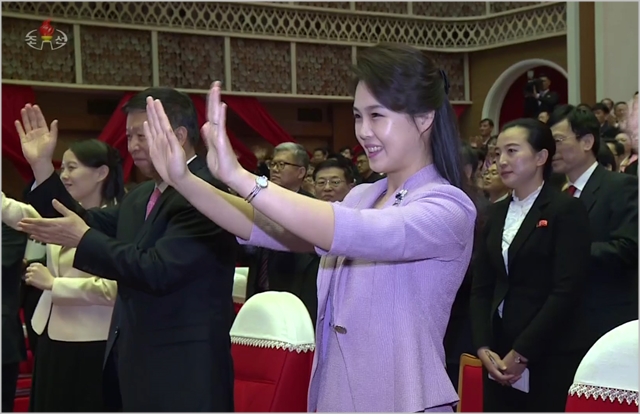 리설주 지난 15일 간부들과 함께 중국 예술단의 평양 만수대예술극장 공연을 관람하고 중앙발레무용단원들에게 손을 흔들고 있다. ⓒ조선중앙통신  