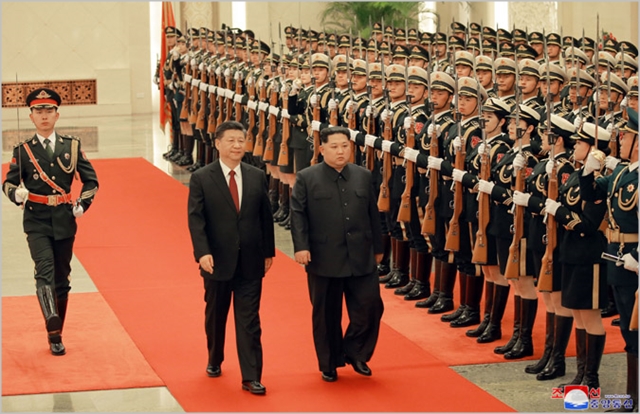 김정은 북한 노동당 위원장이 3월 방중해 시진핑 중국 국가주석과 중국군 의장대를 사열하고 있다. ⓒ조선중앙통신