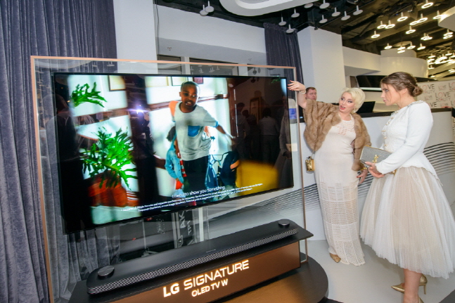 지난 20일 러시아 모스크바 머큐리시티타워에서 개최된 모스크바국제영화제 전야제에 참석한 관람객들이 LG 시그니처 올레드 TV를 체험하고 있다.ⓒLG전자