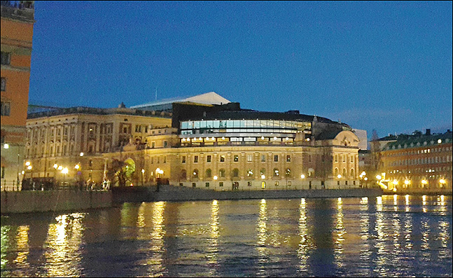 멜라렌 호수 위에 떠 있는 듯한 모습의 스웨덴 국회의사당. (사진 = 이석원)