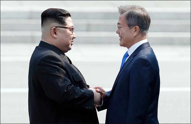 문재인 대통령(오른쪽)과 북한 김정은 국무위원장이 27일 경기 파주시 판문점에서 악수하고 있다.ⓒ한국공동사진기자단