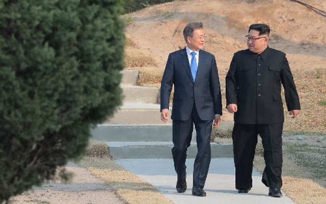 2018 남북정상회담이열린 27일 오후 문재인 대통령과 김정은 국무위원장이 도보다리를 산책을 다녀오며 이야기를 나누고 있다. ⓒ한국공동사진기자단