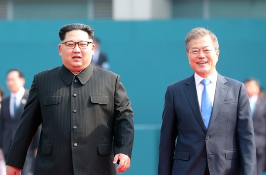 2018 남북정상회담이열린 27일 오후 문재인 대통령과 김정은 국무위원장이 의장대 사열을 받으며 평화의집으로 이동하고 있다. ⓒ한국공동사진기자단