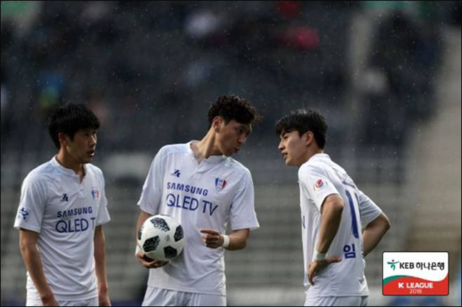 수원 곽광선.(사진 가운데) ⓒ 한국프로축구연맹