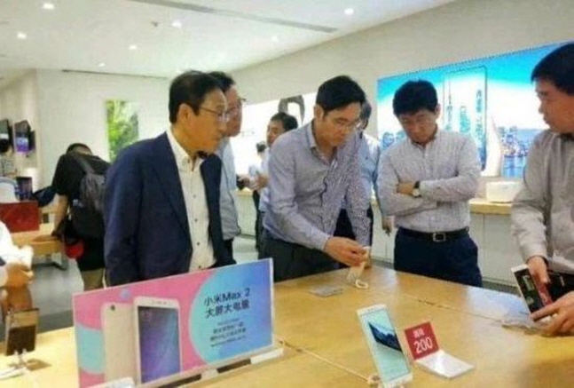 이재용 부회장(가운데)이 3일 중국 선전의 샤오미 매장에서 샤오미의 ‘미믹스 2S'를 유심히 살펴보고 있다.ⓒ웨이보