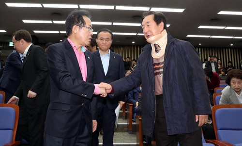 5일 폭행당한 김성태(오른쪽) 자유한국당 원내대표가 깁스를 한 채 긴급 의원총회에 참여한 모습 ⓒ연합뉴스