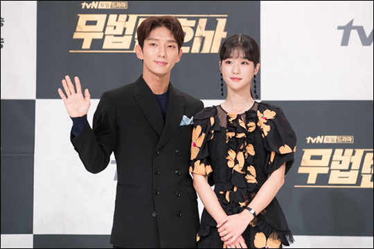 배우 이준기(왼쪽)와 서예지가 tvN 드라마 '무법변호사' 제작발표회에서 포토타임을 갖고 있다. ⓒ CJ E&M