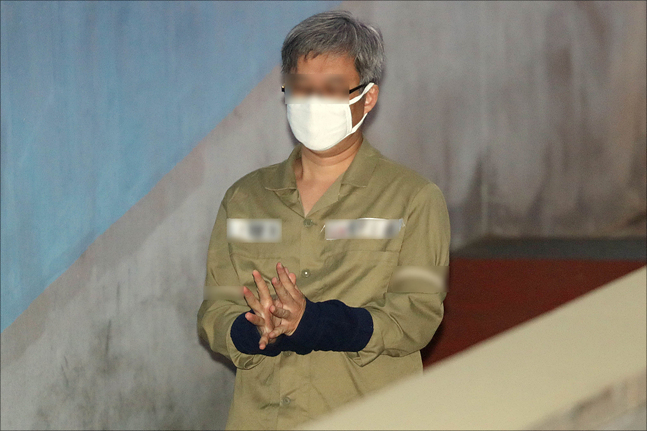 인터넷 포털사이트인 네이버 댓글 여론조작 혐의를 받고 있는 파워블로거 '드루킹' 김모 씨가 2일 오전 서울 서초구 서울중앙지방법원에서 열린 첫 공판에 출석하고 있다. ⓒ데일리안 홍금표 기자