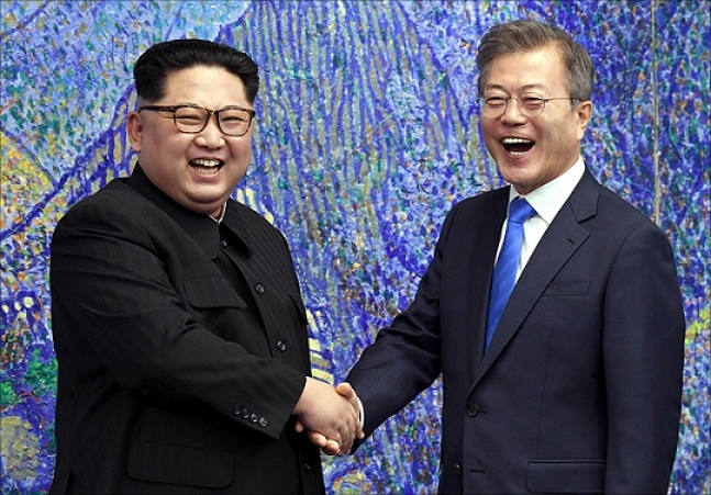 남북정상회담이 열린 지난달 27일 판문점에서 문재인 대통령과 김정은 북한 국무위원장이 악수하고 있다. ⓒ한국공동사진기자단