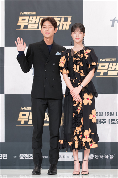 이준기(왼쪽)와 서예지가 tvN 드라마 '무법변호사' 제작발표회에서 포토타임을 갖고 있다. ⓒ CJ E&M
