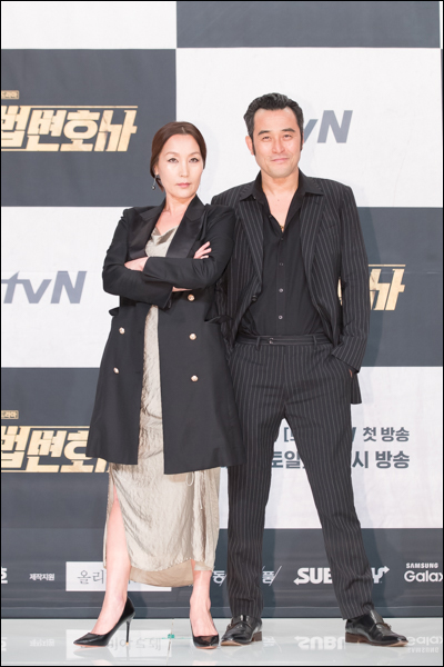 이혜영(왼쪽)과 최민수가 tvN 드라마 '무법변호사' 제작발표회에서 포토타임을 갖고 있다. ⓒ CJ E&M