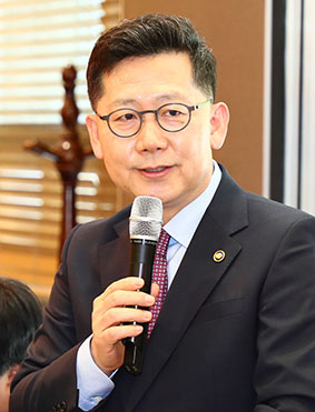 김현수 농식품부 차관이 9일 기자간담회를 갖고 앞으로의 농정방향을 설명하고 있다. ⓒ농식품부