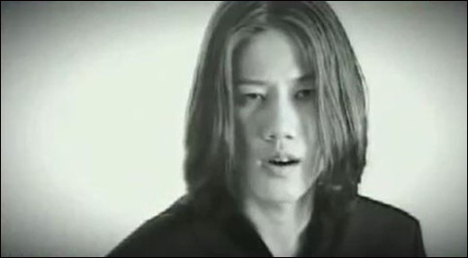 1990년대 후반 활약한 그룹 오투알(O2R) 출신 김재근(38)이 사망한 사실이 뒤늦게 알려졌다.뮤직비디오 캡처
