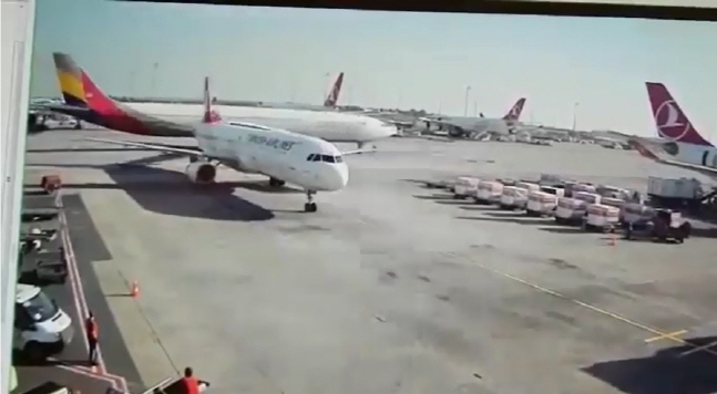 터키 이스탄불 공항에서 발생한 아시아나 항공기 사고 발생 장면.유튜브 캡처.