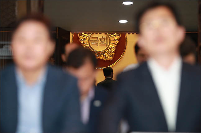14일 오후 서울 여의도 국회에서 민주당 의원들은 본회의장에 입장했지만 자유한국당 의원들이 드루킹 특검을 주장하며 계속해서 연좌농성을 벌이고 있다. ⓒ데일리안 류영주 기자
