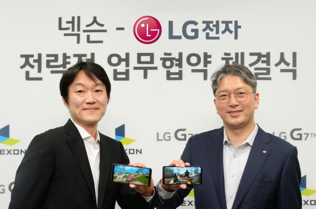 LG전자 한국모바일그룹장 이상규 부사장(오른쪽)과 넥슨 이정헌 대표이 LG G7 씽큐로 카이저 게임을 소개하고 있다. ⓒ LG전자 