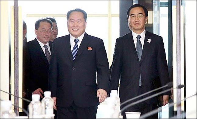 남북은 '한반도 평화와 번영, 통일을 위한 판문점선언' 이행방안 협의를 위한 고위급회담을 16일 판문점 평화의집에서 개최하기로 합의했다.(자료사진) ⓒ사진공동취재단