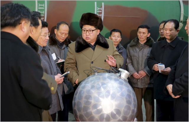 김정은 북한 국무위원장이 2016년 핵탄두 기폭장치로 추정되는 물체를 살피며 기술자들을 지도하고 있다. ⓒ조선중앙통신 