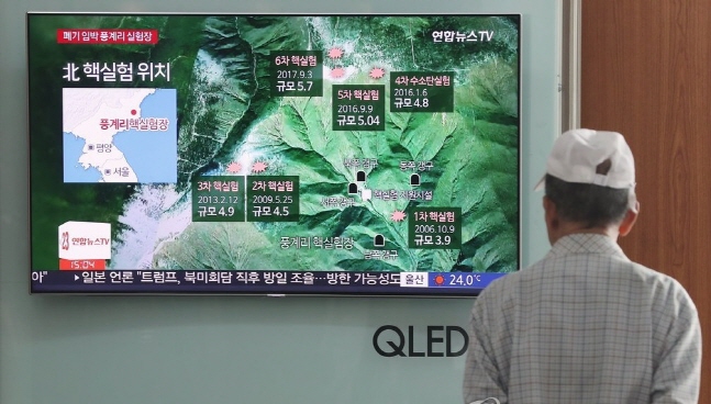 서울역에서 한 서울 시민이 북한 풍계리 핵실험장 폐기 관련 뉴스를 시청하고 있다. ⓒ 연합뉴스 