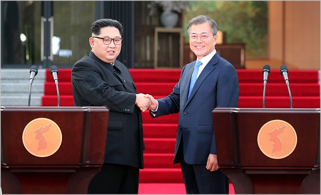 문재인 대통령과 김정은 북한 국무위원장이 지난달 27일 ‘판문점 선언문’에 대한 입장발표를 마친 뒤 악수하고 있다. ⓒ한국공동사진기자단