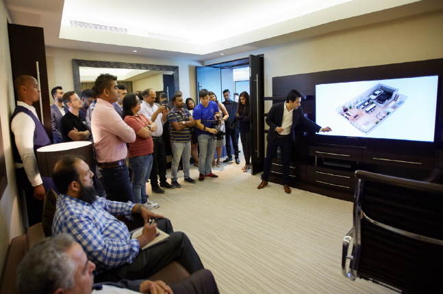 삼성전자가 13일(현지시간)과 14일 양일간 아랍에미레이트(UAE) 두바이 JW마르퀴스(JW Marquis)호텔에서 개최한 '2018년형 QLED TV' 행사에서 현지 주요거래선과 미디어들이 발표자의 설명을 듣고 있다.ⓒ삼성전자