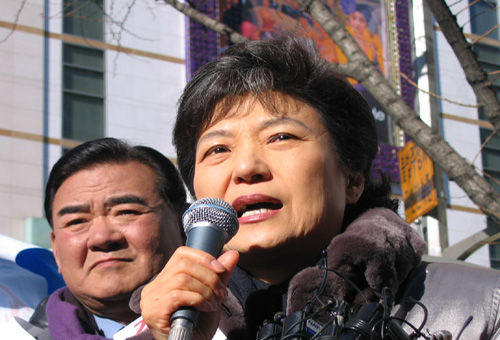박근혜 한나라당 대표가 지난 2005년 12월 13일 서울 명동에서 ´사학법 장외투쟁´ 규탄대회를 갖고 노무현 정부를 맹렬히 비난하고 있다.(자료사진)ⓒ데일리안 DB