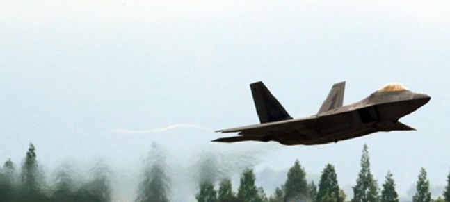 한미 연합공중훈련 맥스선더에 참가하기 위해 한국을 찾은 미국 스텔스 전투기 F-22 랩터가 지난 5월 2일 광주 공군 제1전투비행단 활주로를 이륙하고 있다. ⓒ연합뉴스
