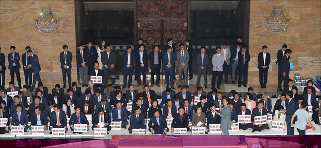 자유한국당 의원들이 14일 오전 국회 로텐더홀에서 본회의장 입구를 점거하고 자유한국당 의원총회를 갖고 있다. ⓒ데일리안 홍금표 기자
