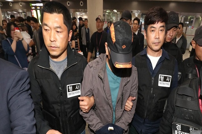 2009년 제주 보육교사 살인사건의 피의자 박모씨(가운데)가 16일 오전 경북 영주에서 체포돼 이날 오후 제주공항을 통해 동부경찰서로 압송되고 있다.ⓒ연합뉴스