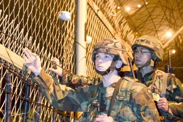 CSCT#1(Combat Support Coordination Team 전투지원협조반)에서 근무하고 있는 주한미군 장병이 GOP 동반 경계근무 체험을 하고있다.ⓒ데일리안